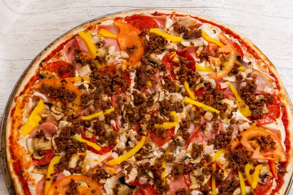 Kıyılmış et ve sebze pizza