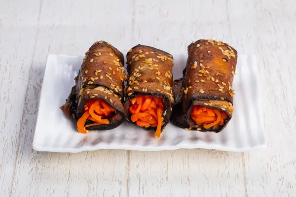 Lezzetli kızarmış kabak ile Kore havuç rulo