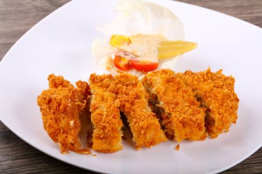 Peynir ve salata yaprakları ile gevrek domuz eti