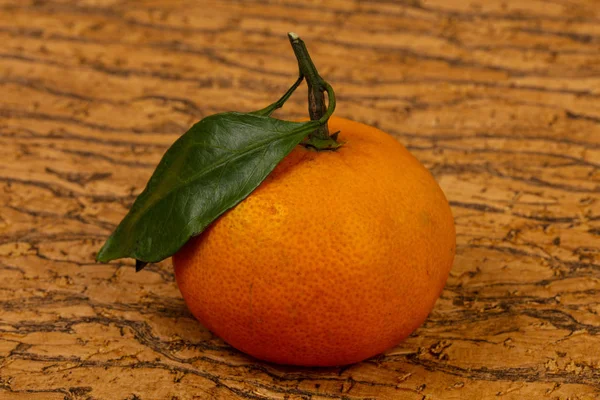 Süße Reife Mandarine Mit Grünen Blättern — Stockfoto