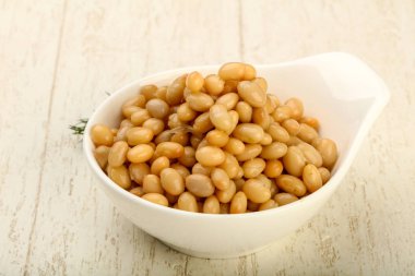 Dereotu şubesi ile kasede beyaz börülce