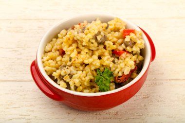 Tavuk kalbi ve kuru domatesli bulgur.