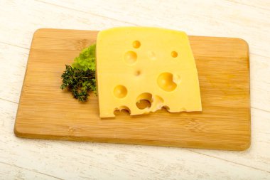 Ahşap plaka üzerinde peynir parçası