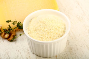 Parmesan rendelenmiş peynir yığın ceviz ve kekik ile