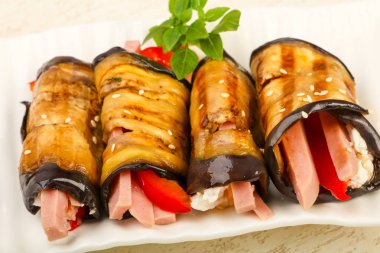 Jambon, peynir ve biber dolması patlıcan