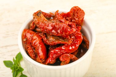 Fesleğen yapraklı kuru domates.