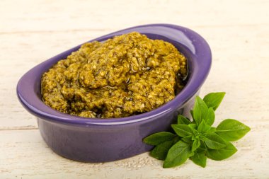 Fesleğenli pesto sos kasede bırakır