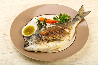 Izgara dorado balık sosu, kekik ve fesleğen ile