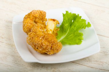 Beyaz masa üzerinde diyet gevrek karnabahar