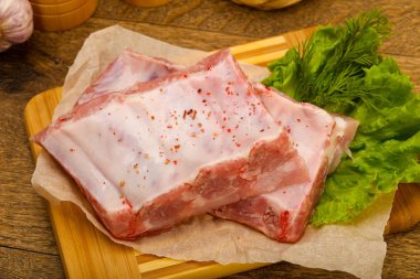 Çiğ domuz pirzolası pişmeye hazır. Baharatlı.