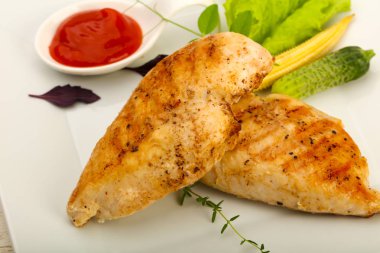 Salata yaprakları ile kavrulmuş tavuk göğsü