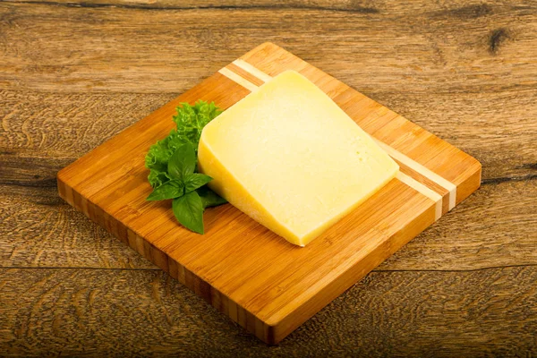 Queso Parmesano Con Hojas Ensalada Albahaca —  Fotos de Stock