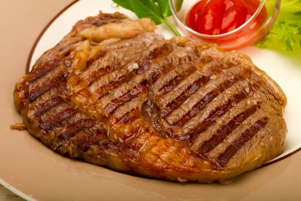 Gegrilde Rib Eye Steak Met Saus — Stockfoto