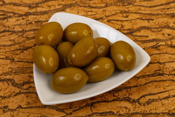 Olives Vertes Dans Bol Dessus Sol Bois — Photo