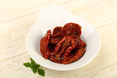 Fesleğen yapraklı kuru domates.