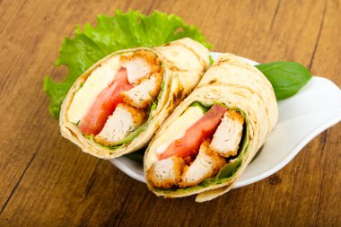 Tavuk ekmek rulo salata yaprakları ile