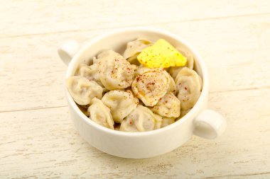 Tereyağı, biber ve baharat ile Rus köfte