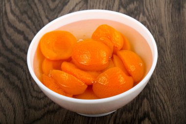 Nane yaprakları ile konserve kayısı