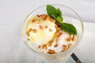 Sedir somun ve nane yaprakları ile dondurma