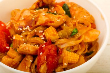 Udon ile tavuk ve susam