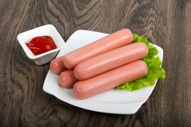 Salata ve ketçap ile sosis haşlama