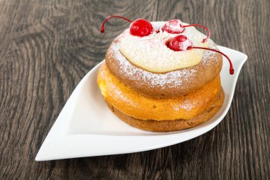 Kiraz ve shugar tozu ile gözleme