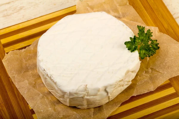 Queijo Camembert Com Salsa Sobre Fundo Madeira — Fotografia de Stock