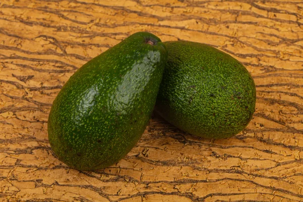 Twee Rijpe Avocado Houten Achtergrond — Stockfoto