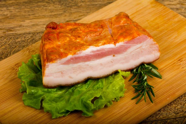 Schweinebraten Mit Salatblättern Und Rosmarin — Stockfoto