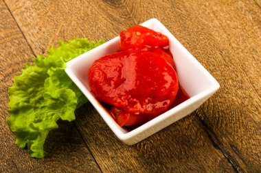 Kase suyu ile soyulmuş domates