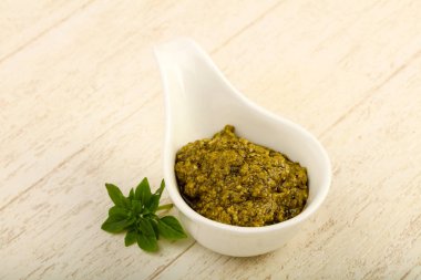 Fesleğenli pesto sos kasede bırakır