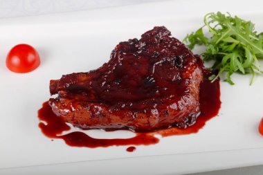 Böğürtlen soslu biftek.