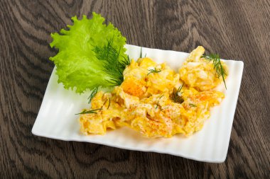 Ahşap arka plan üzerinde pişmiş yumurta