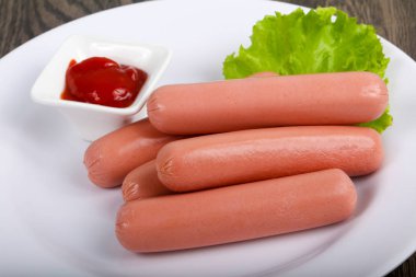 Salata ve ketçap ile sosis haşlama