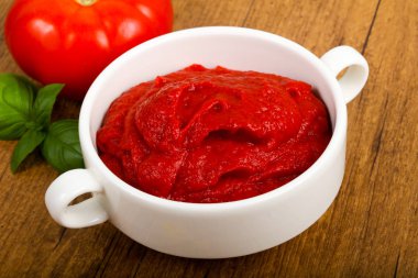 Domates salçası fesleğen yaprakları ile