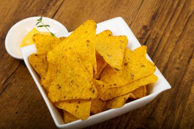 Nacho peynirli sos ile