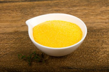 Ham polenta yemek pişirmek için hazır