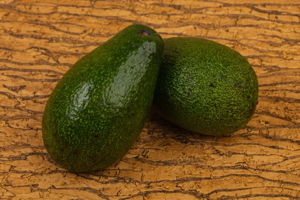 Twee Rijpe Avocado Houten Achtergrond — Stockfoto