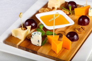 Üzüm, bal ve fındık ile Peynir tabağı karıştırın