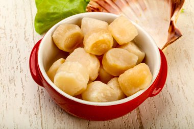 Çiğ deniz tarakları kasede pişmeye hazır.