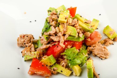 Domates soslu ton balığı ve avokado salatası.