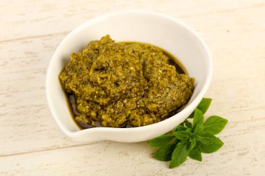 Fesleğenli pesto sos kasede bırakır