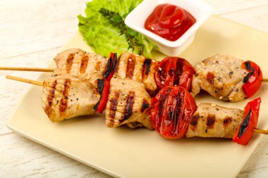 Izgara hindi şiş domates ve biber ile