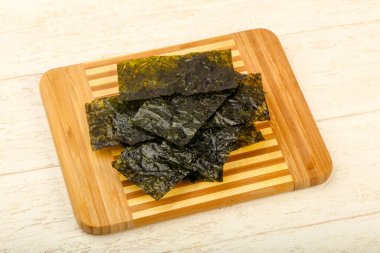 Ahşap arka plan üzerinde fiş gevrek Nori yaprak