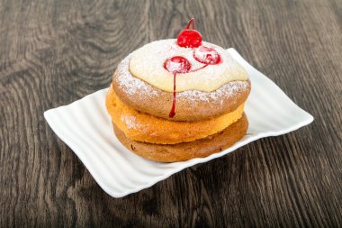 Kiraz ve shugar tozu ile gözleme