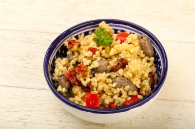 Tavuk kalbi ve kuru domatesli bulgur.