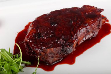 Böğürtlen soslu biftek.