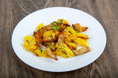 Domuz etli kızarmış patates, biberiye.