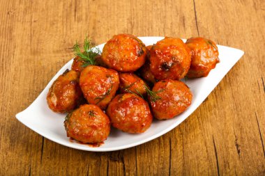 Dereotu, domates soslu köfte servis