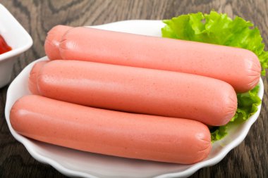 Salata ve ketçap ile sosis haşlama